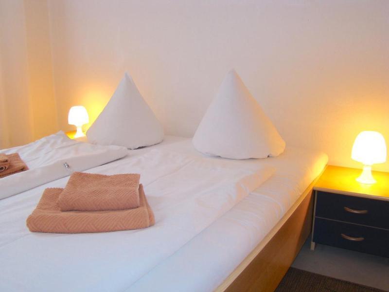 Hostel Near Brandenburg Gate - & *