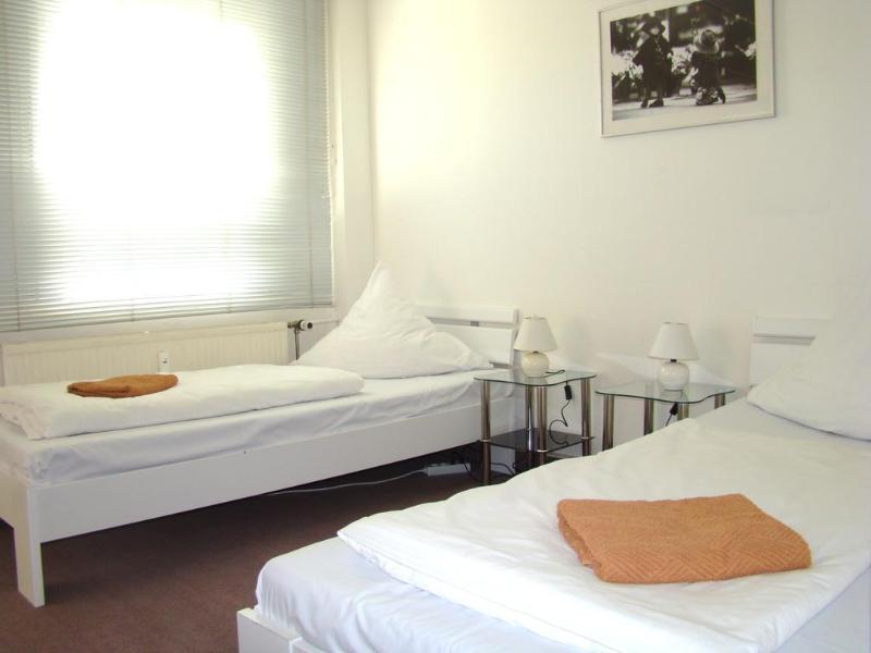 Hostel Near Brandenburg Gate - & *