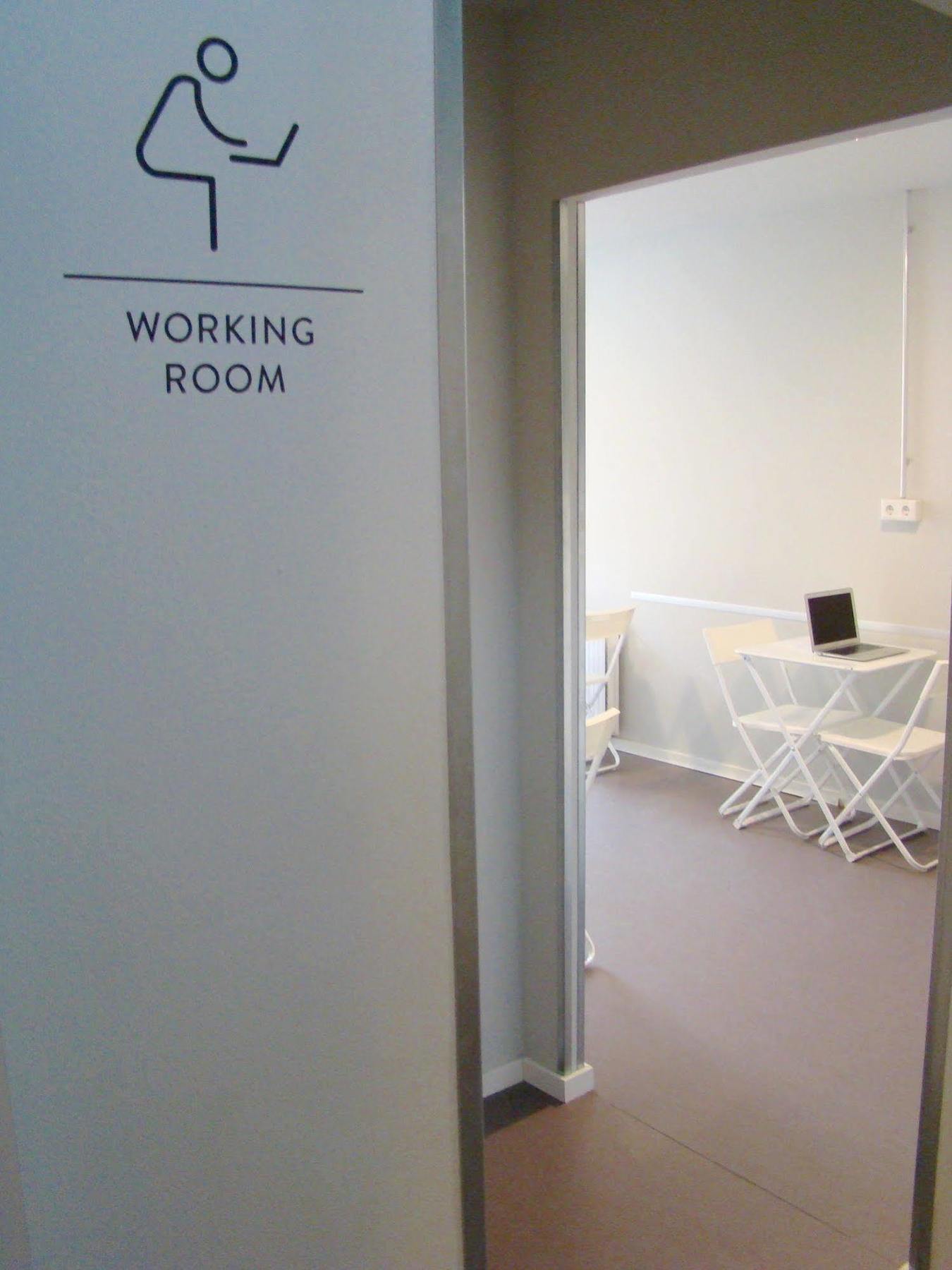 Hostel Near Brandenburg Gate - &