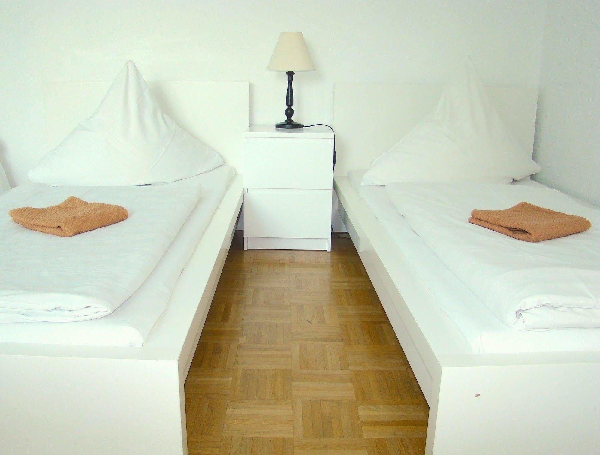 Near Brandenburg Gate - & Hostel *
