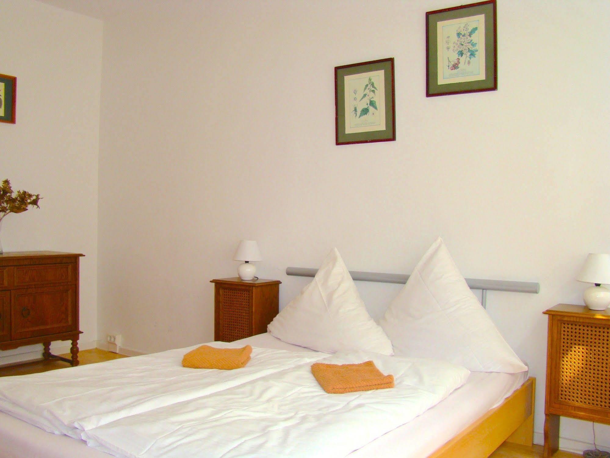Hostel Near Brandenburg Gate - & *