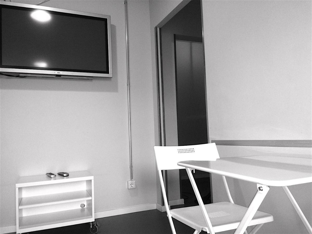 Hostel Near Brandenburg Gate - & *